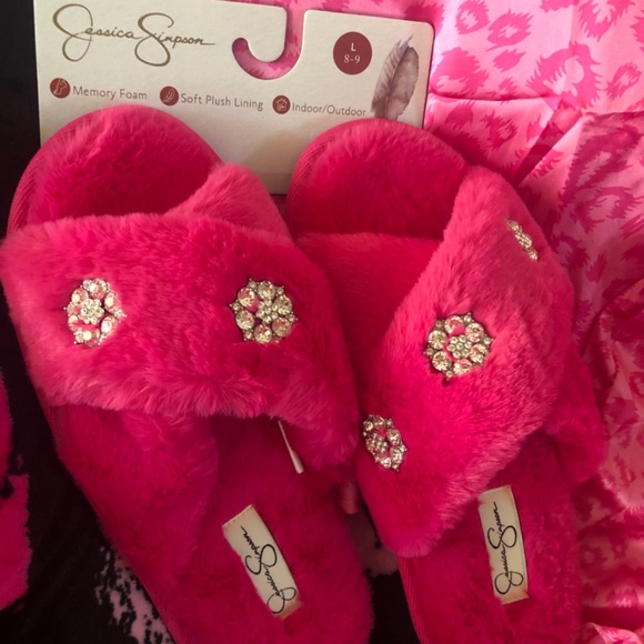 SALE Beautiful New with tag 2 piece hot pink leopard satin short pjs & slippers - Picture 2 of 6